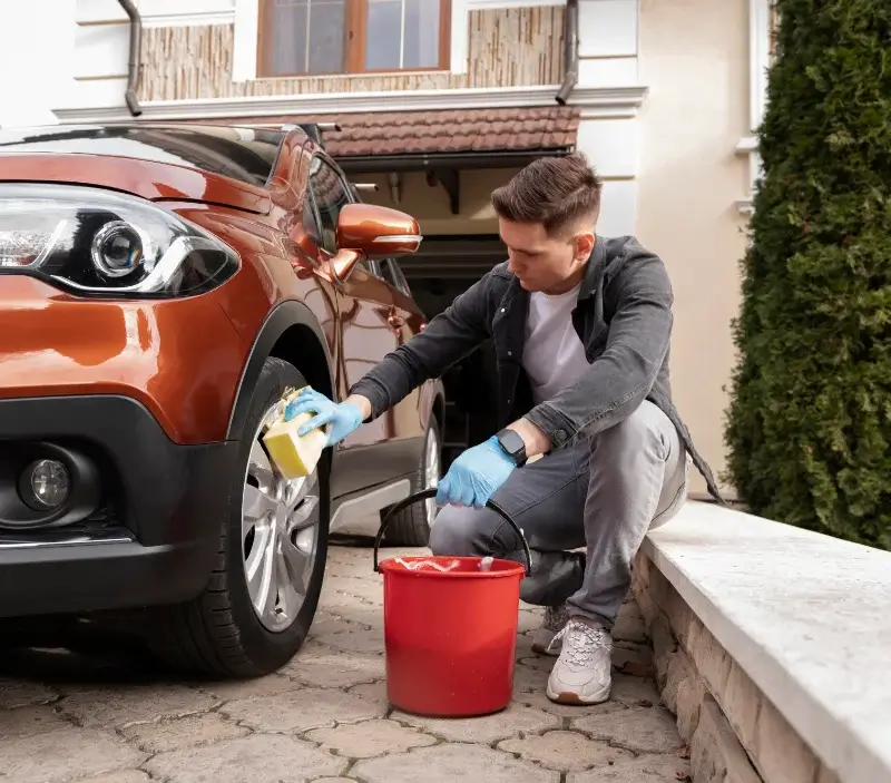 Lavage auto à domicile Laferté-sur-Amance : professionnel intervenant sur un véhicule
